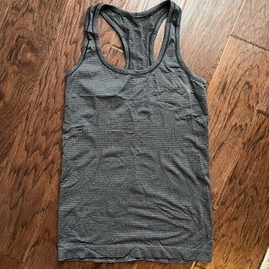 Lululemon size 4 tank
